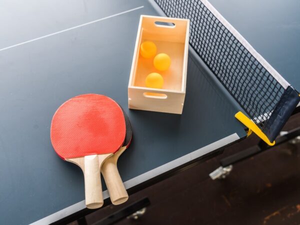 Quais são os equipamentos essenciais para jogar tênis de mesa?