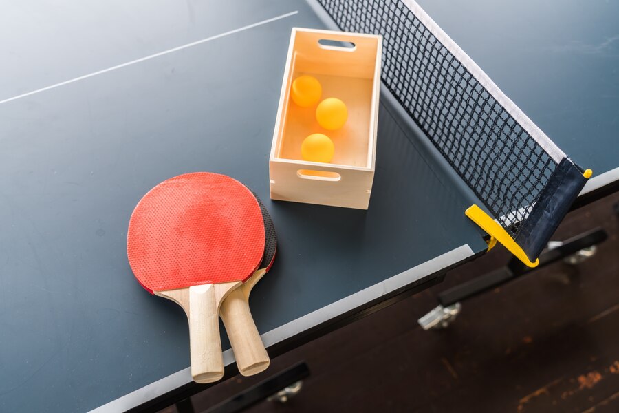 Quais são os equipamentos essenciais para jogar tênis de mesa?